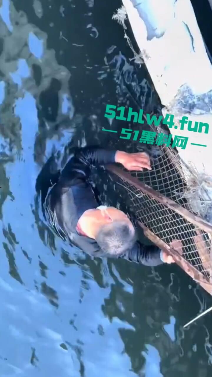 山东临沂跳桥事件,男子因分手想不开跳河自杀被英勇大叔救下,大叔跳下去那一刻真帅。-4