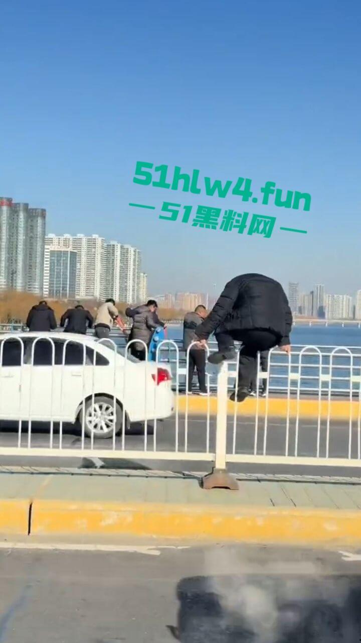 山东临沂跳桥事件,男子因分手想不开跳河自杀被英勇大叔救下,大叔跳下去那一刻真帅。-6