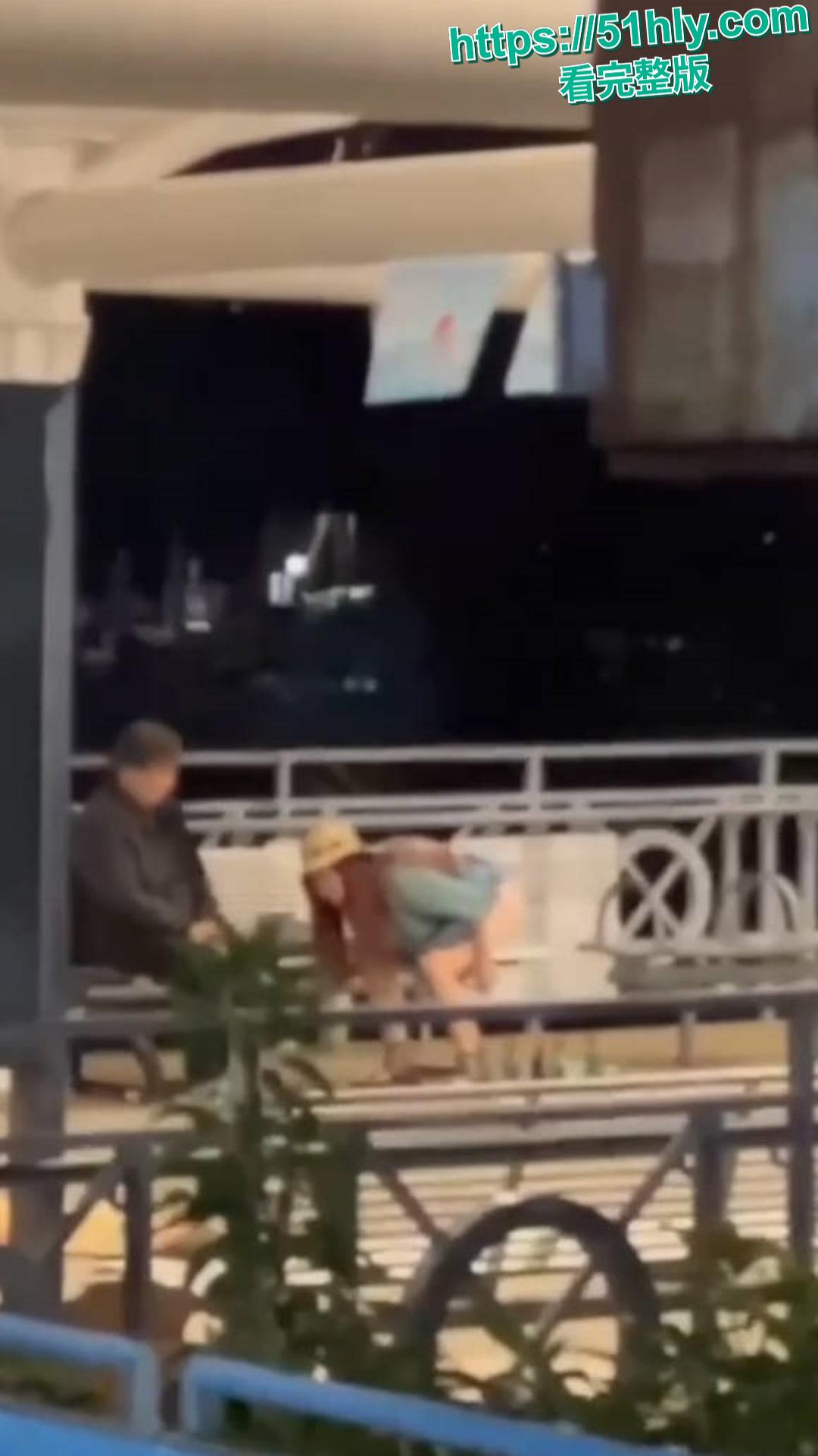 香港长洲公众码头六旬狗男女野战上演活春宫!大妈双腿大开阴部全露被大叔舔逼猛插,老当益壮女上榨精偷拍视频疯传被捕-8