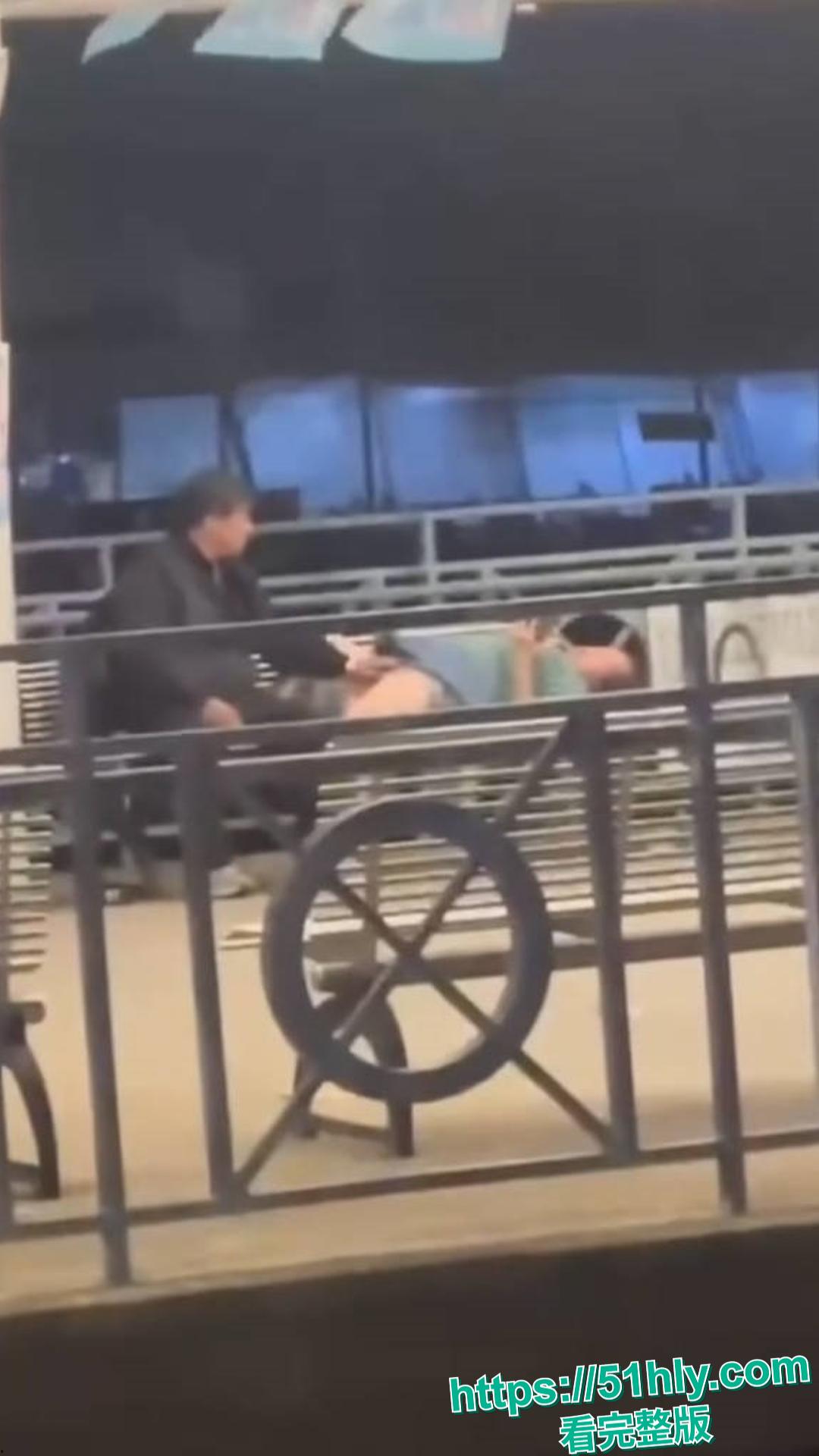 香港长洲公众码头六旬狗男女野战上演活春宫!大妈双腿大开阴部全露被大叔舔逼猛插,老当益壮女上榨精偷拍视频疯传被捕-9