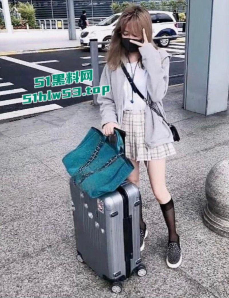 00后金发美少女痴迷网恋，奔现后竟被下药迷奸按头深喉后入暴操，模样犹如泄欲工具！-2