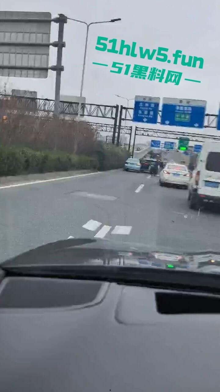 苏州出轨大妈偷会情夫,被儿子开路虎狂追别停,秃头情夫被当街暴打小命归西。-1