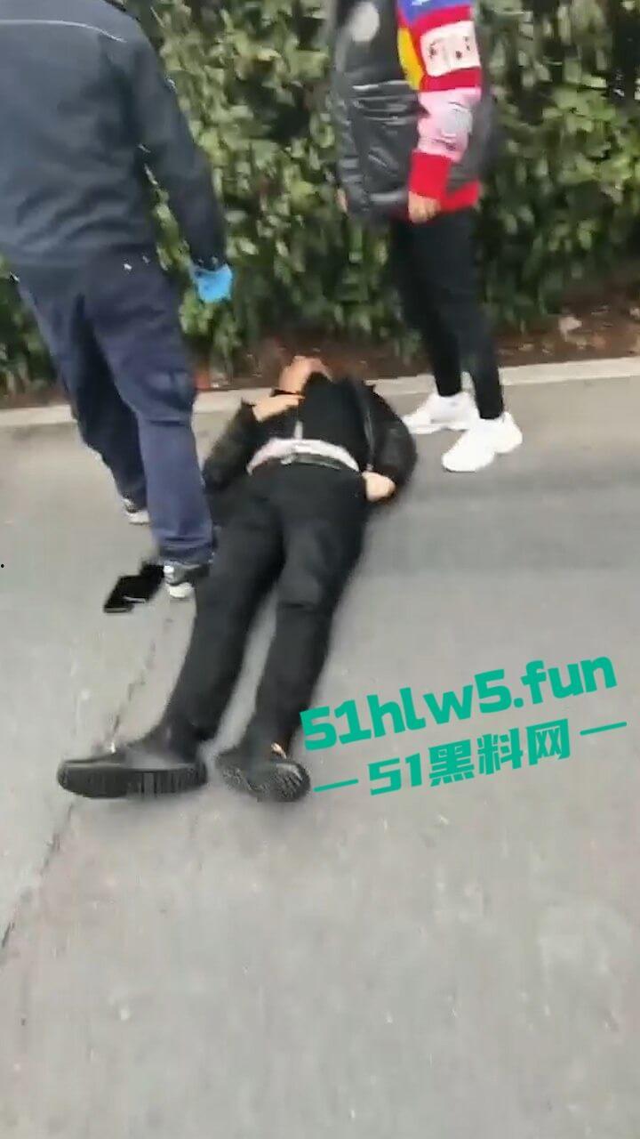 苏州出轨大妈偷会情夫,被儿子开路虎狂追别停,秃头情夫被当街暴打小命归西。-4