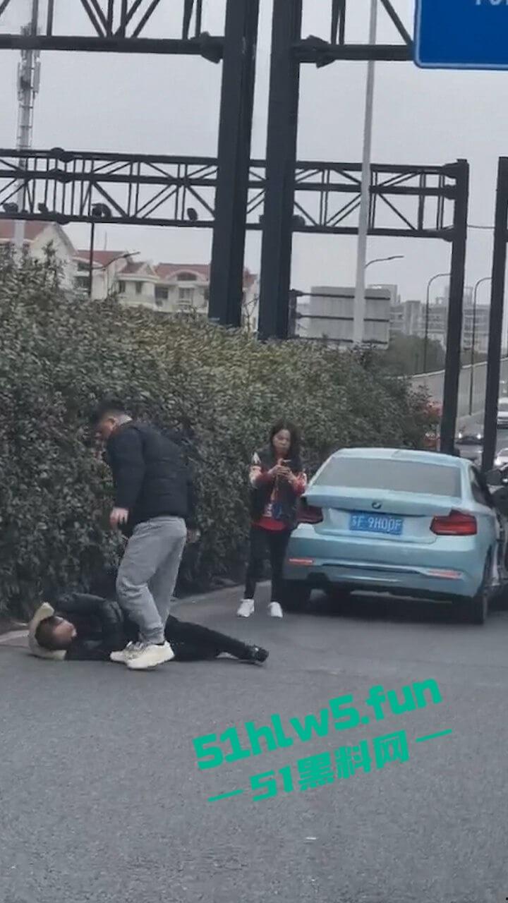 苏州出轨大妈偷会情夫,被儿子开路虎狂追别停,秃头情夫被当街暴打小命归西。-8