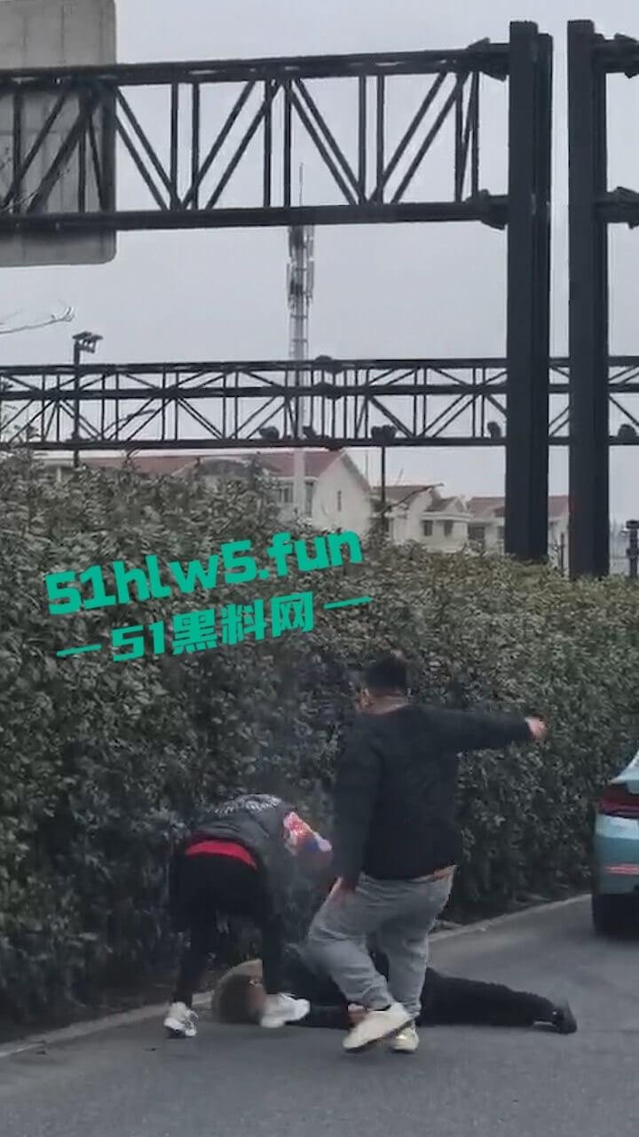 苏州出轨大妈偷会情夫,被儿子开路虎狂追别停,秃头情夫被当街暴打小命归西。-10