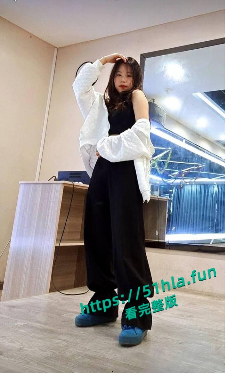 辽宁大学舞蹈生【李玉兰】宿舍自慰视频曝光，一字马展示M腿大开道具玩弄淫水狂喷！-2