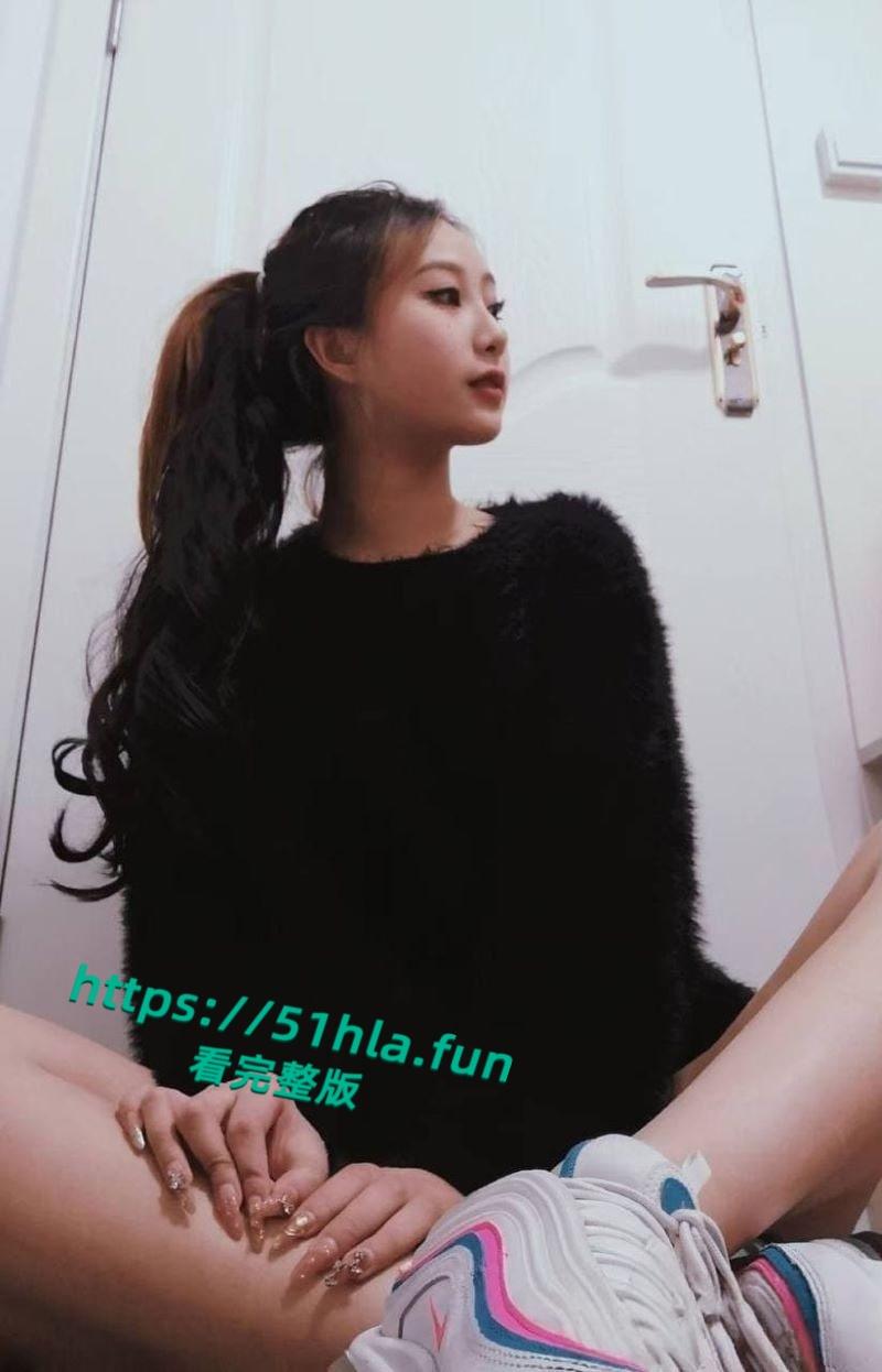 辽宁大学舞蹈生【李玉兰】宿舍自慰视频曝光，一字马展示M腿大开道具玩弄淫水狂喷！-3