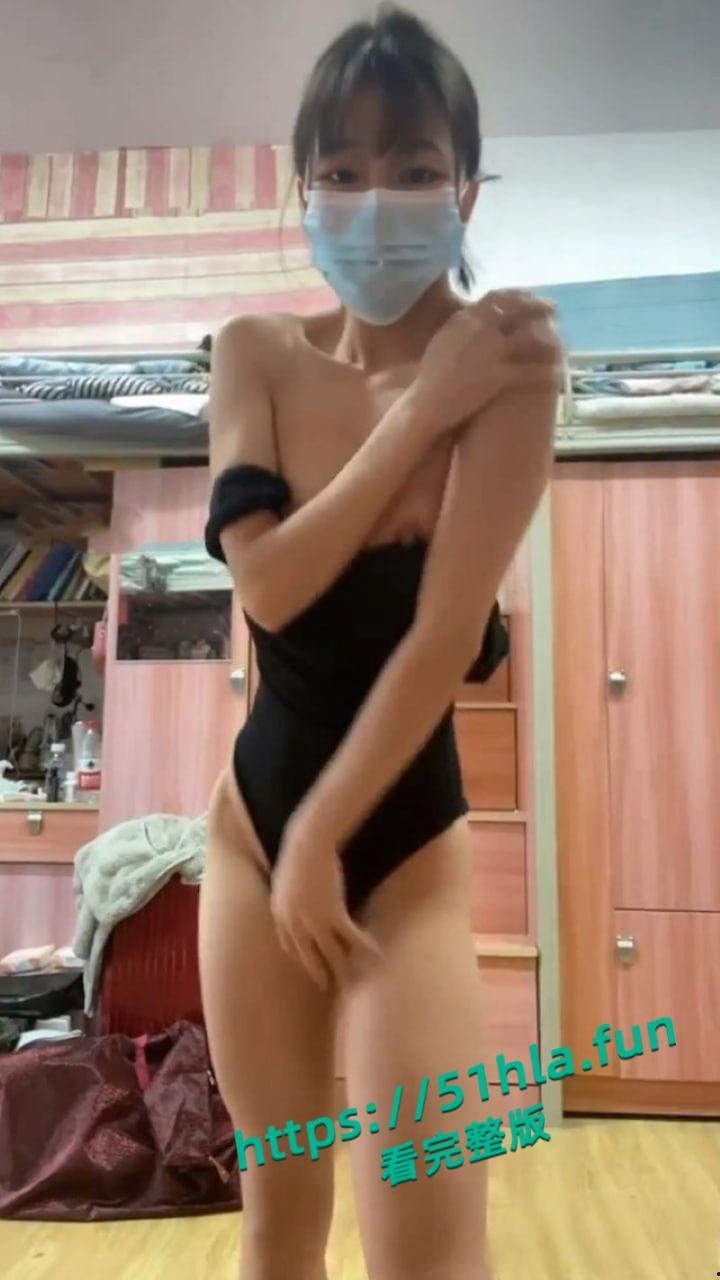 辽宁大学舞蹈生【李玉兰】宿舍自慰视频曝光，一字马展示M腿大开道具玩弄淫水狂喷！-6