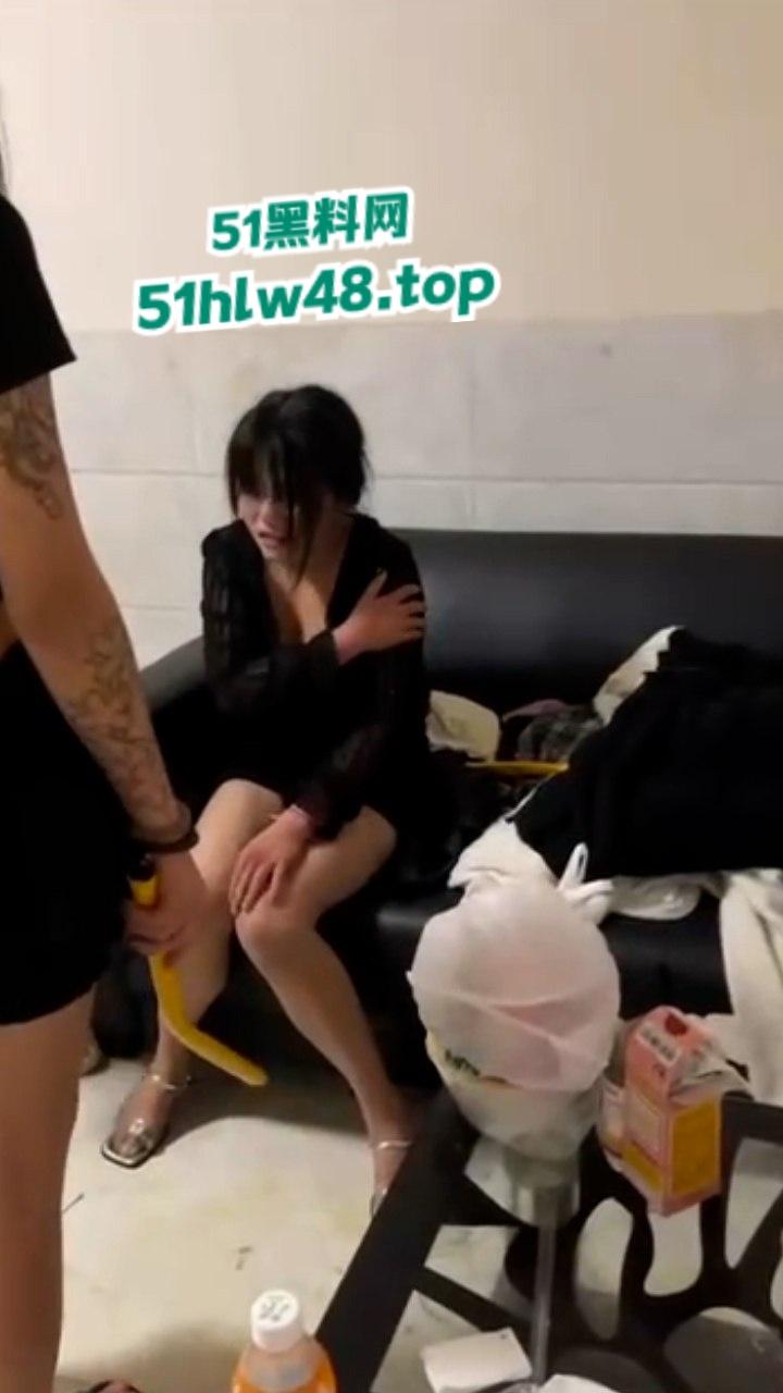 纹身小妹霸凌女同学现场视频曝光,铁棍对待凌辱虐待简直太过分太畜生了!-3