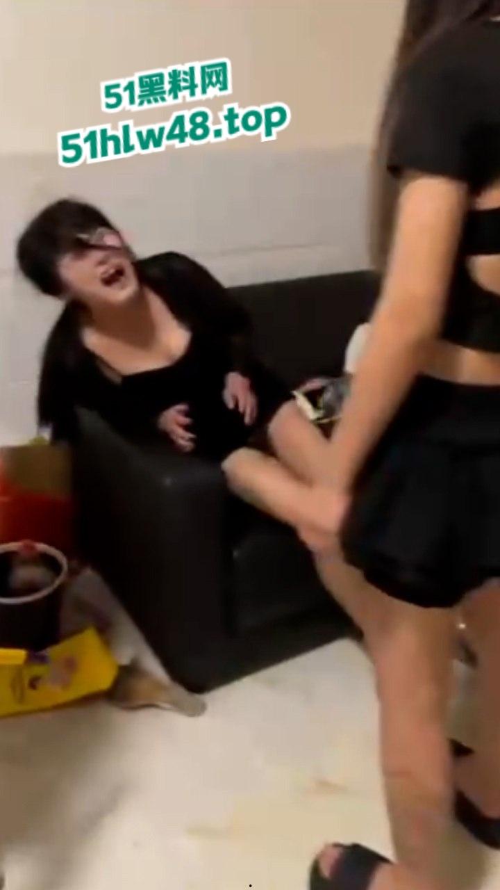 纹身小妹霸凌女同学现场视频曝光,铁棍对待凌辱虐待简直太过分太畜生了!-6