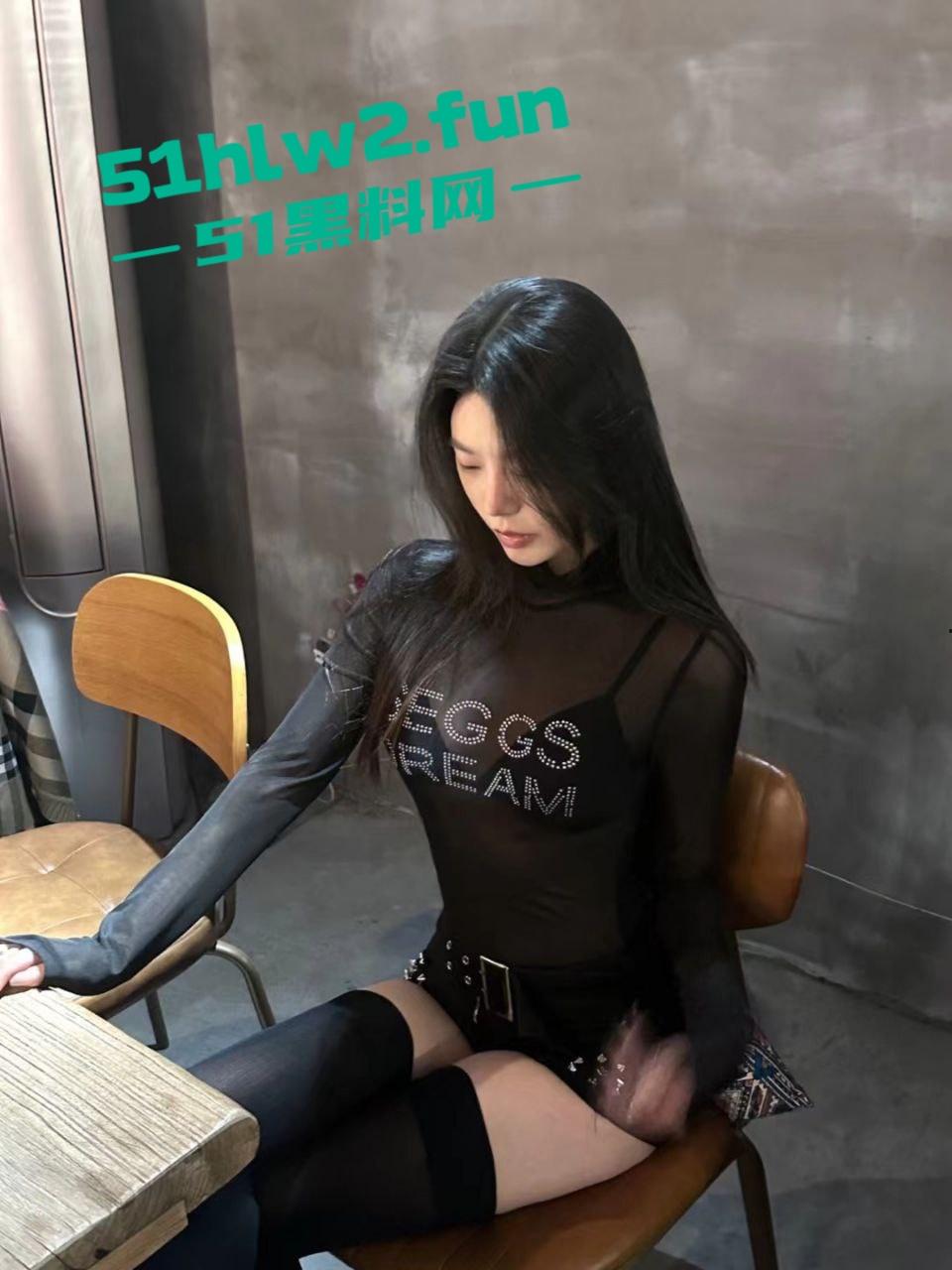 抖音高颜值女神【枭娍】曾6千都只能买下,擦边小视频的主播终于是被大哥拿下就是拍摄这角度太刁钻。-3