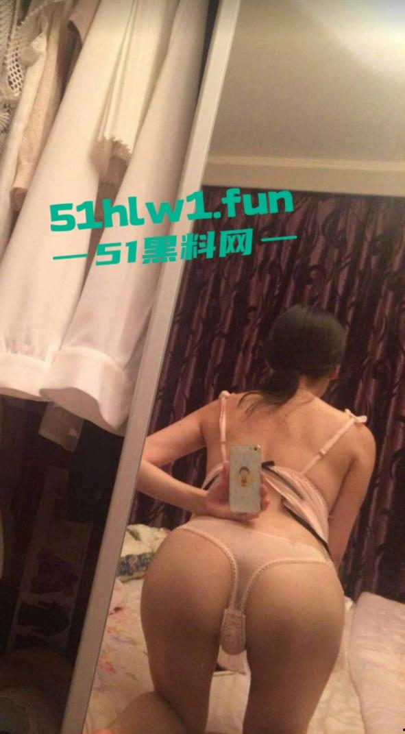 重庆反差熟女人妻【李沐嵘】与炮友的大量裸照流出,平日里贤妻良母私底下非常淫荡。-7