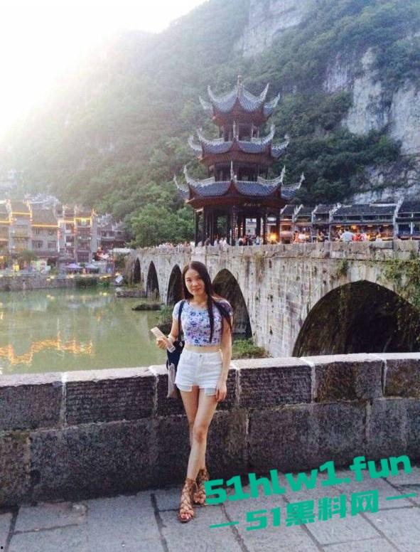 重庆反差熟女人妻【李沐嵘】与炮友的大量裸照流出,平日里贤妻良母私底下非常淫荡。-9