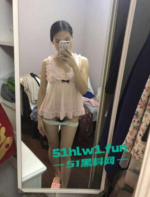 重庆反差熟女人妻【李沐嵘】与炮友的大量裸照流出,平日里贤妻良母私底下非常淫荡。-14