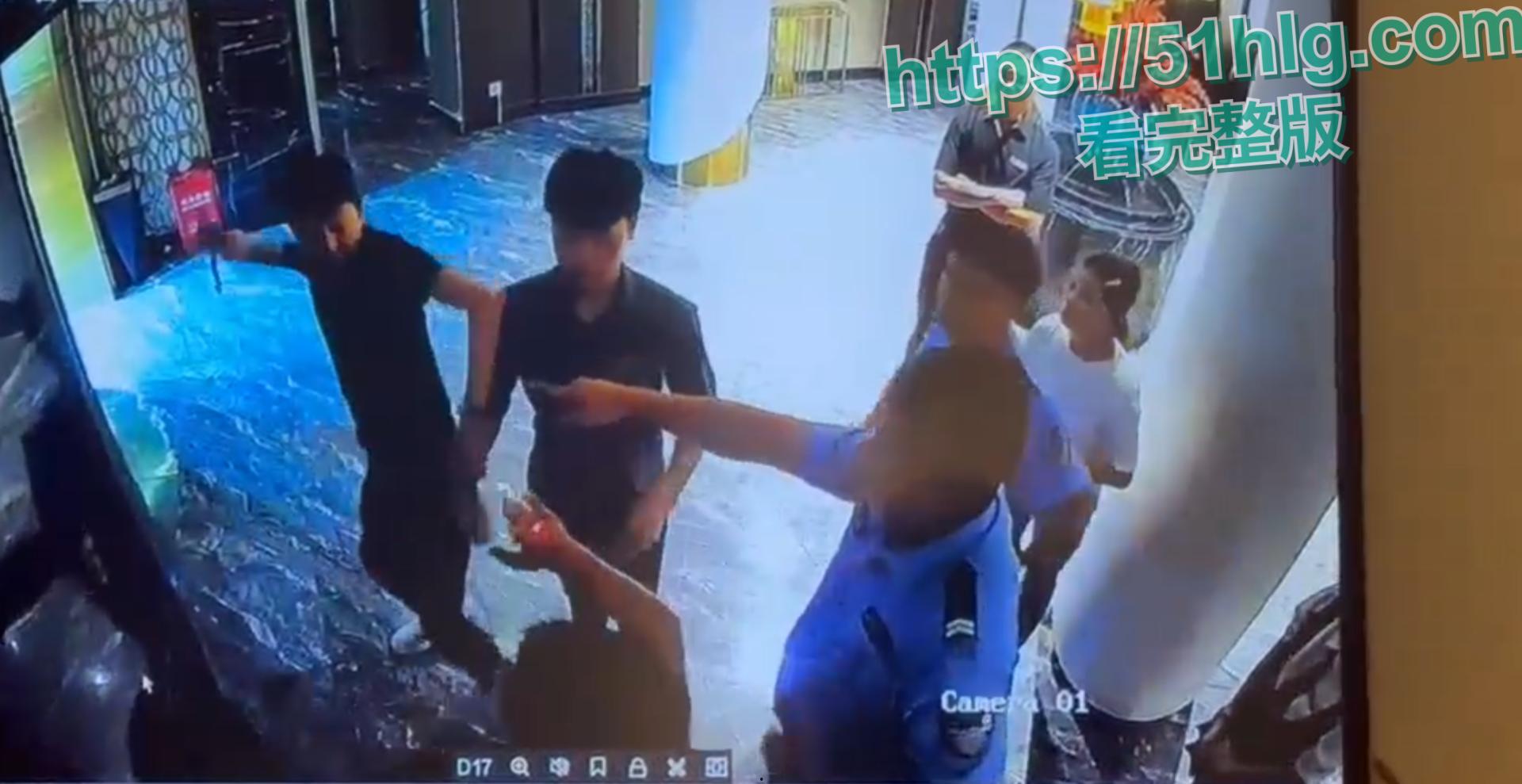 史上最快出警!【广西平邑县】精神小伙为兄弟出气 当警察面打人 猖狂至极目空一切 警枪掏出后瞬间秒怂-2