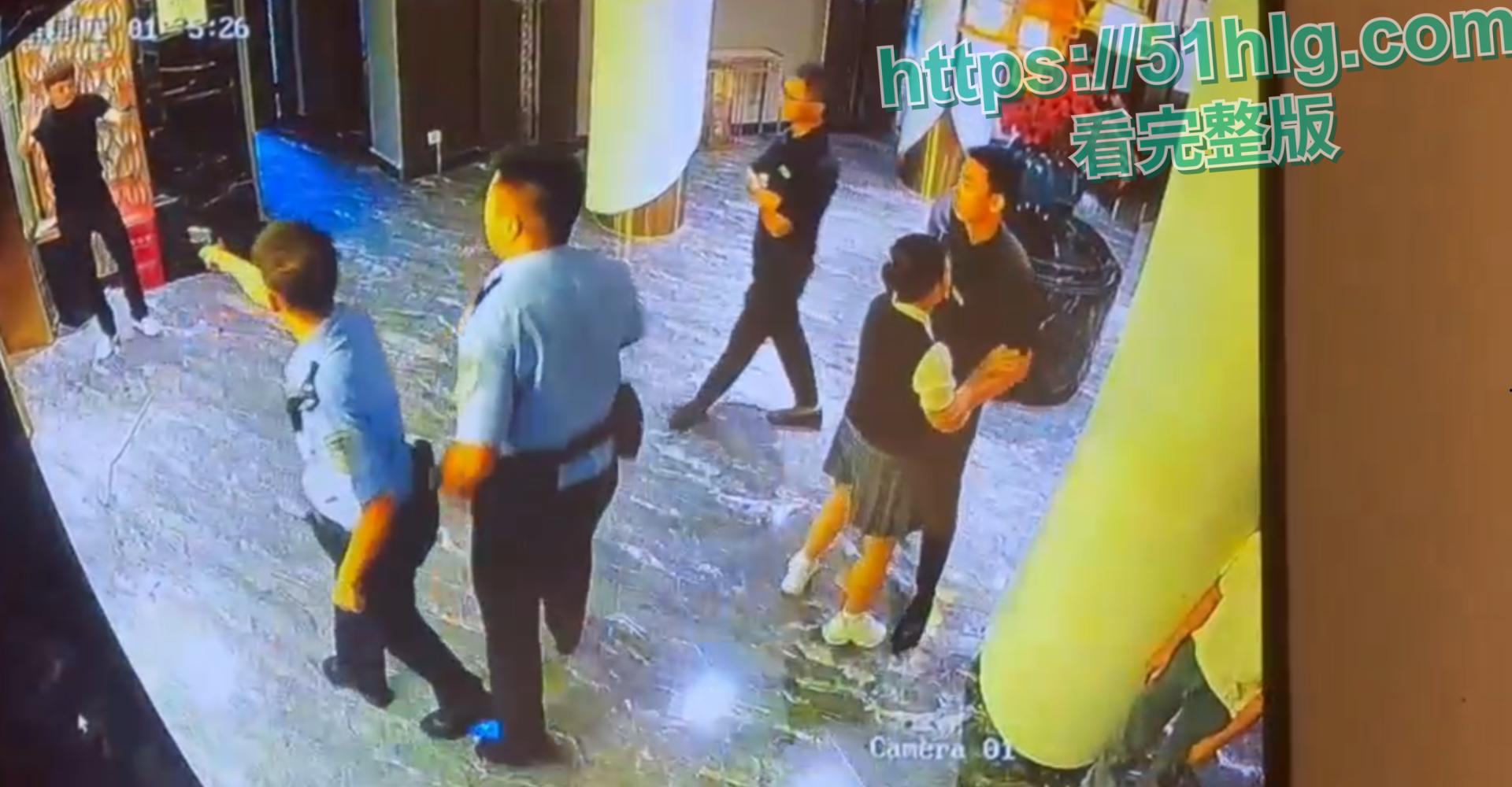 史上最快出警!【广西平邑县】精神小伙为兄弟出气 当警察面打人 猖狂至极目空一切 警枪掏出后瞬间秒怂-4