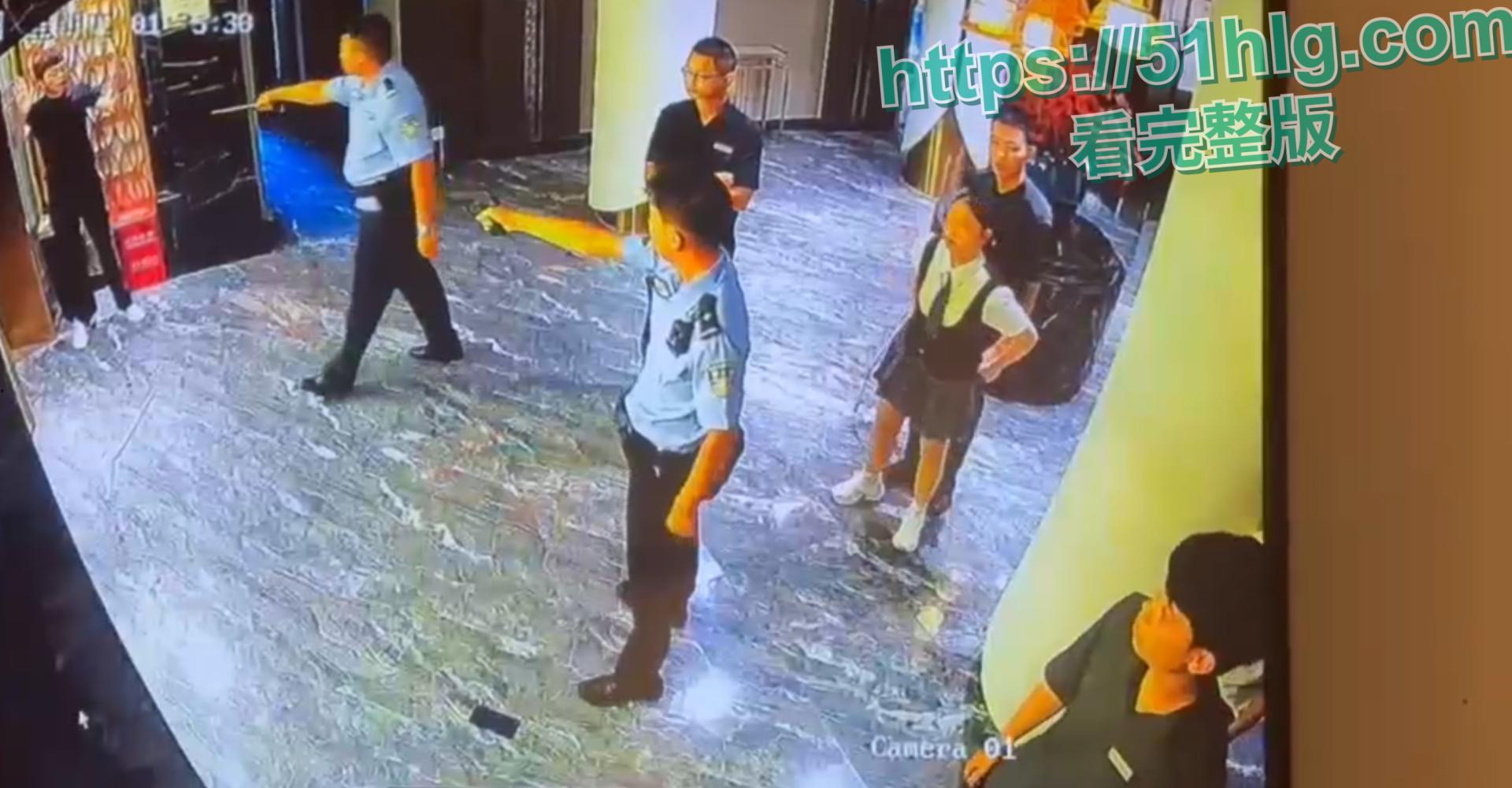 史上最快出警!【广西平邑县】精神小伙为兄弟出气 当警察面打人 猖狂至极目空一切 警枪掏出后瞬间秒怂-5