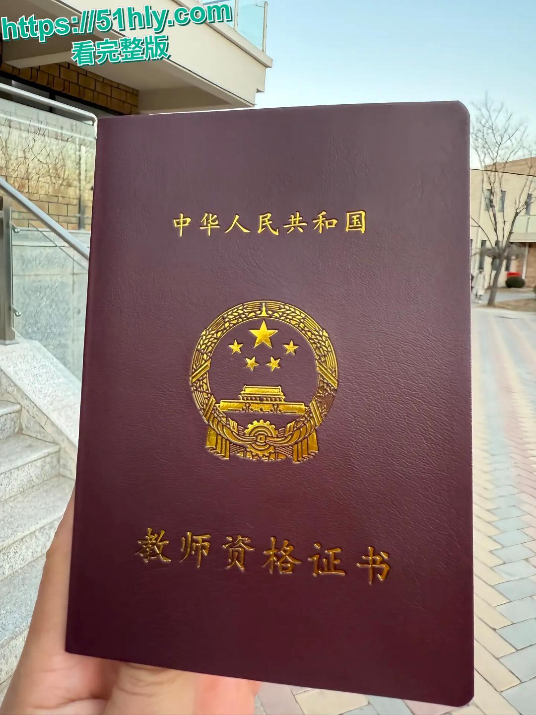 天津现代传媒学院教师宿舍大瓜!忘拉窗帘直播亲热,学生排队围观全过程-3