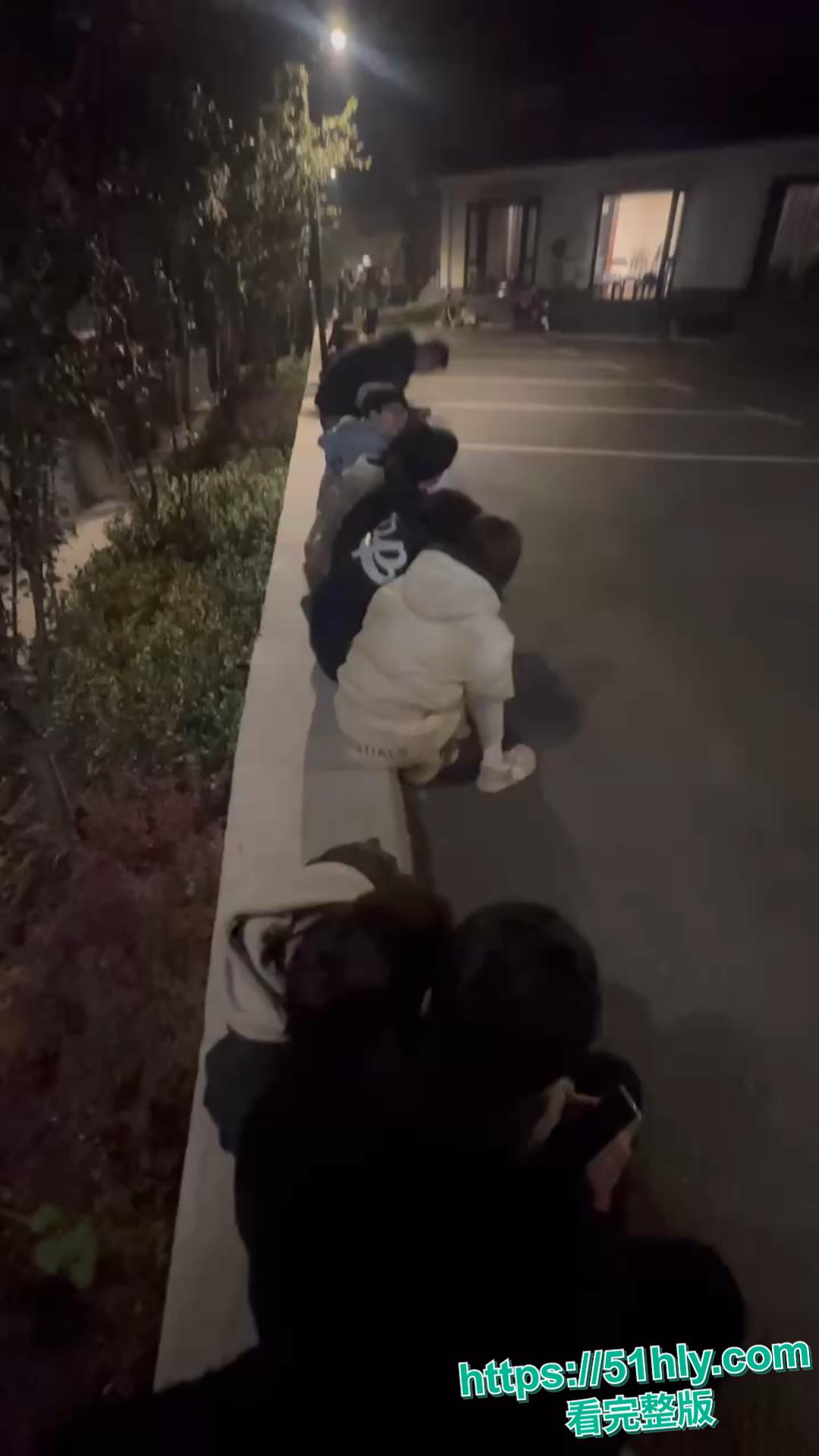 天津现代传媒学院教师宿舍大瓜!忘拉窗帘直播亲热,学生排队围观全过程-9