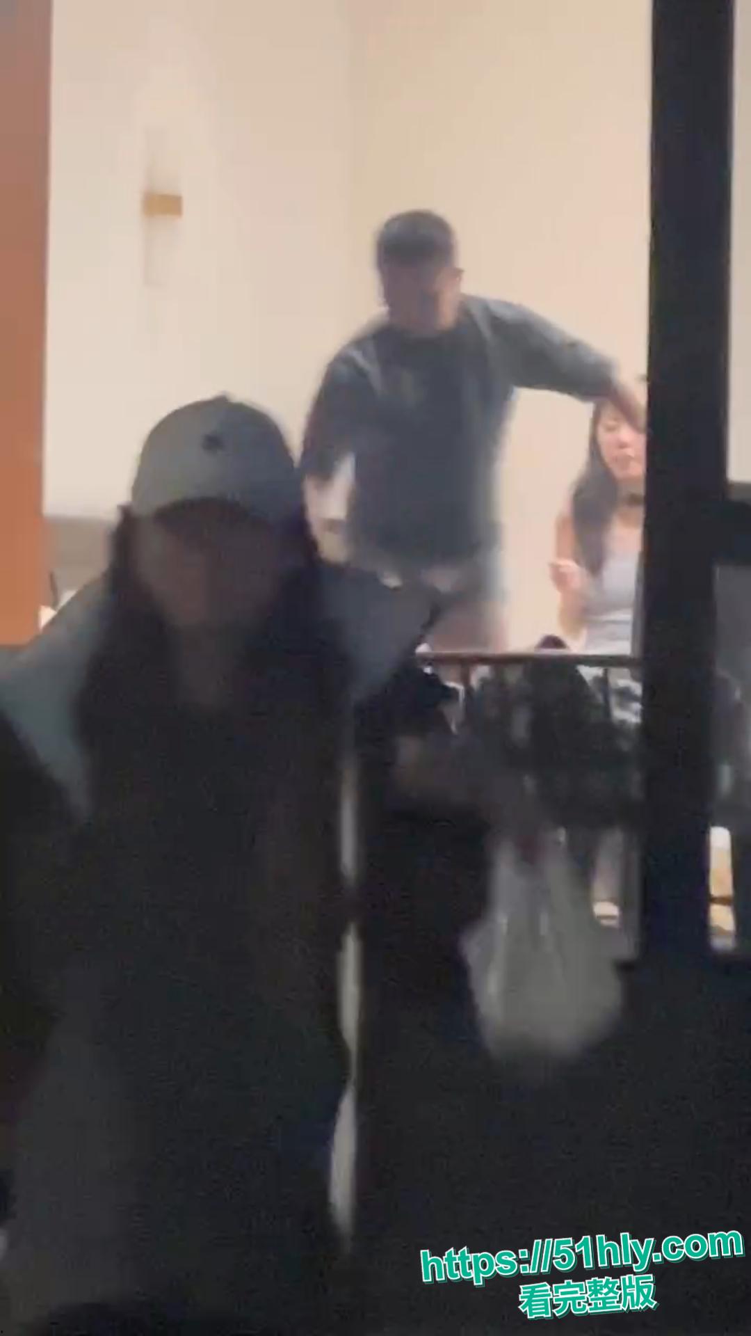 天津现代传媒学院教师宿舍大瓜!忘拉窗帘直播亲热,学生排队围观全过程-12