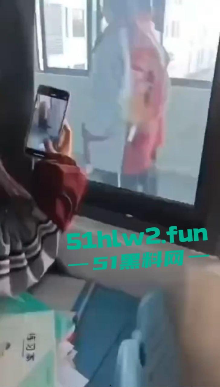 江苏淮阴中专教室走廊变活春宫!学生狗男女当众表演口交,偷拍视频疯传,学校沦为龟狗乐园!-7