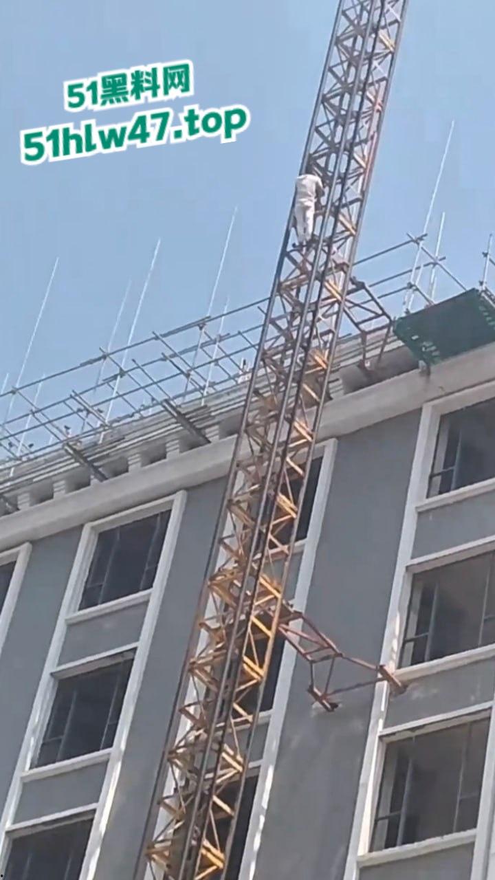 柬埔寨西港跳楼自杀事件,来自中国江西男子【甘院亮】爬到吊车顶部,随后直接跳下身亡。-1