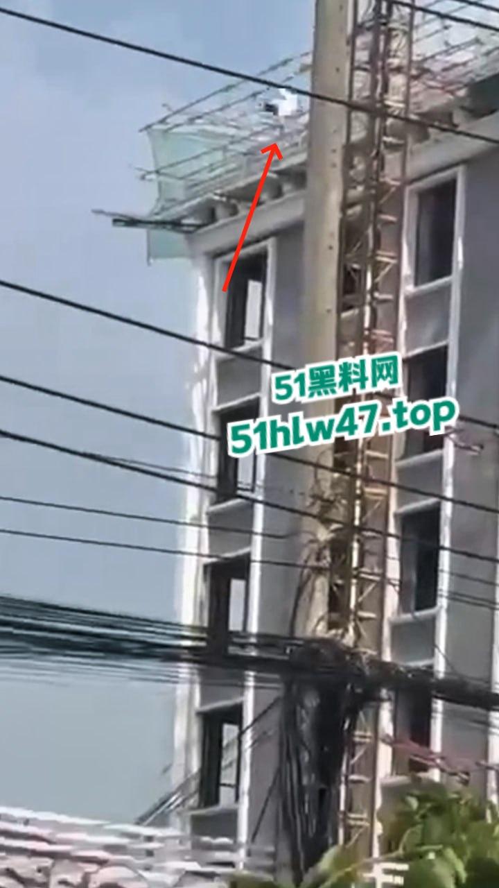 柬埔寨西港跳楼自杀事件,来自中国江西男子【甘院亮】爬到吊车顶部,随后直接跳下身亡。-4