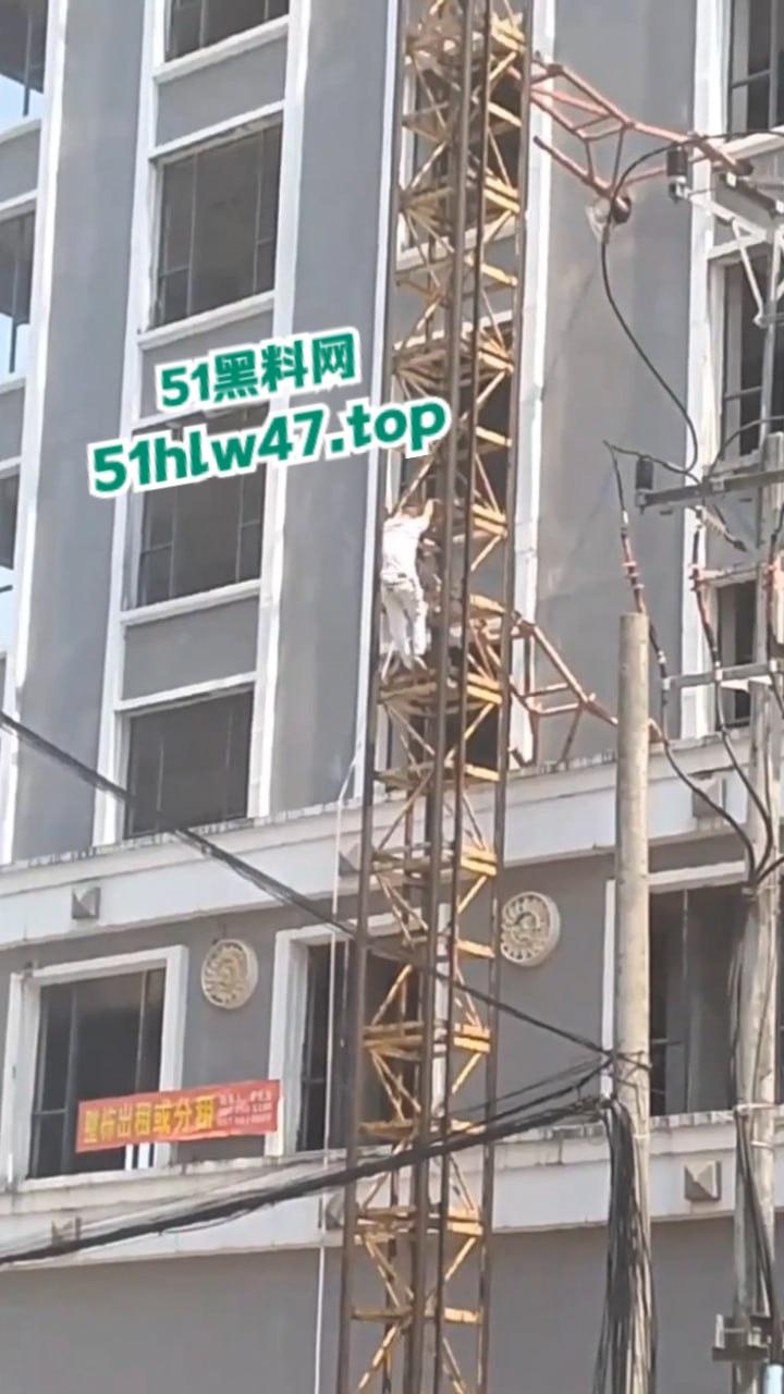 柬埔寨西港跳楼自杀事件,来自中国江西男子【甘院亮】爬到吊车顶部,随后直接跳下身亡。-5