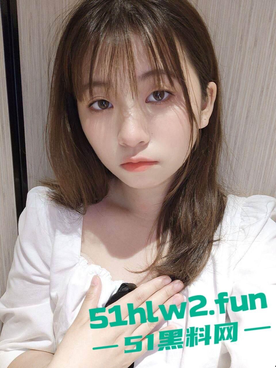 江苏师范【刘思瑞】贫乳白嫩反差婊,背着男友约啪当狗超爱偷情被陌生人操的快感,被男友发现后曝光。-4