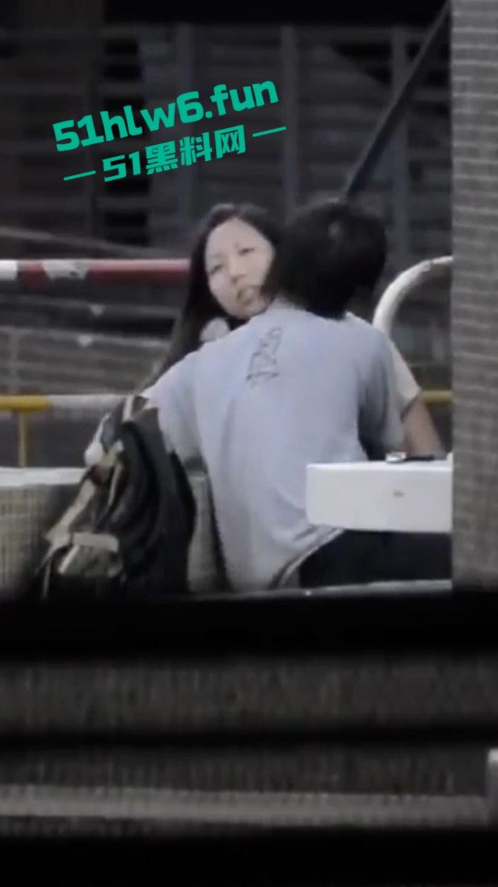 瓜友投稿,成都街头拍摄激情男女当街抠逼,女主表情销魂又迷离,不知道爽飞多少次了!-3