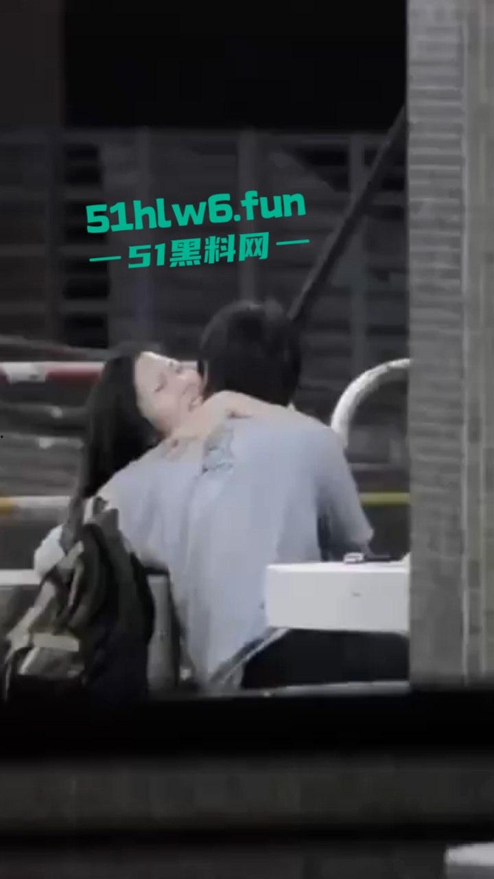 瓜友投稿,成都街头拍摄激情男女当街抠逼,女主表情销魂又迷离,不知道爽飞多少次了!-4