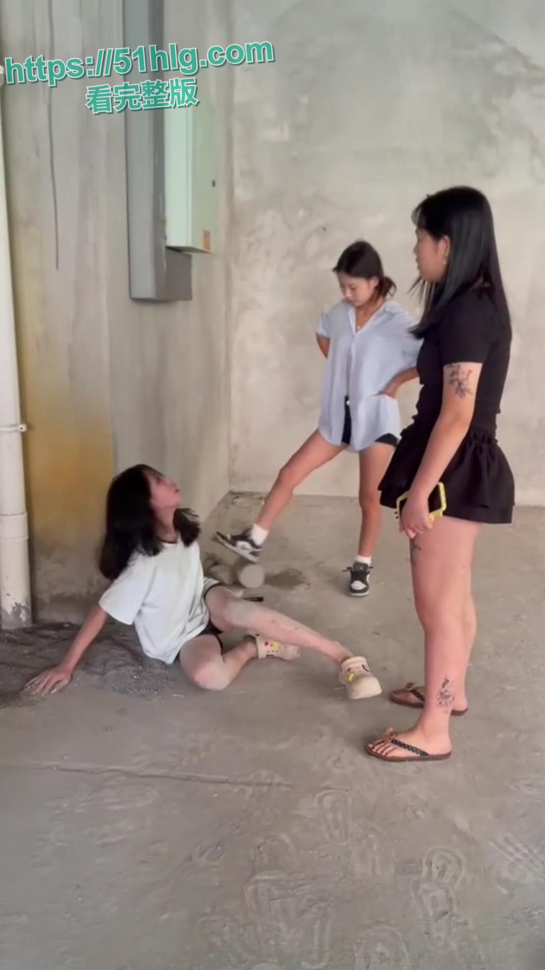 【四川江油】霸凌事件 14岁少女被霸凌 霸凌者母亲利用公安局副局长身份镇压事件 引起民愤围堵公安局-1