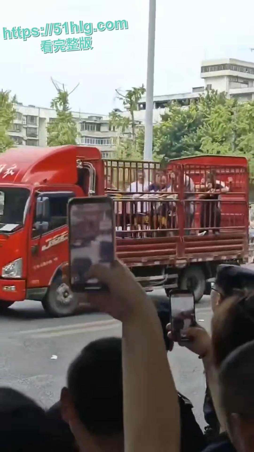 【四川江油】霸凌事件 14岁少女被霸凌 霸凌者母亲利用公安局副局长身份镇压事件 引起民愤围堵公安局-3