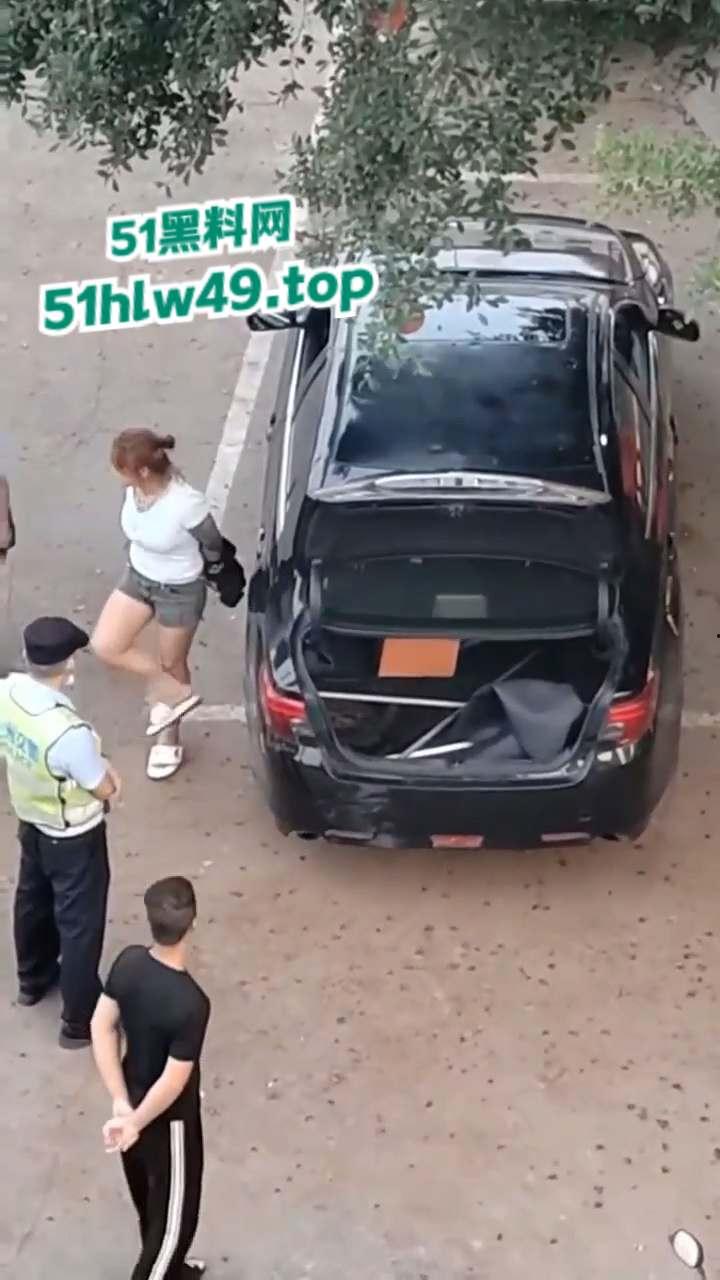 广东深圳精神小妹自驾无牌车辆小学门口，冲卡撞人后背厢藏刀带凶早想报复社会？-2