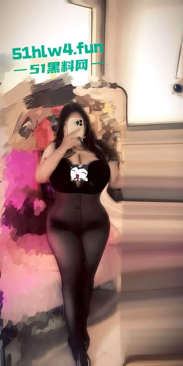 快手巨乳天花板，38G巨乳网红【李敏】丰乳肥臀顶级尤物，线下裸聊视频曝光这大奶真顶啊。-5