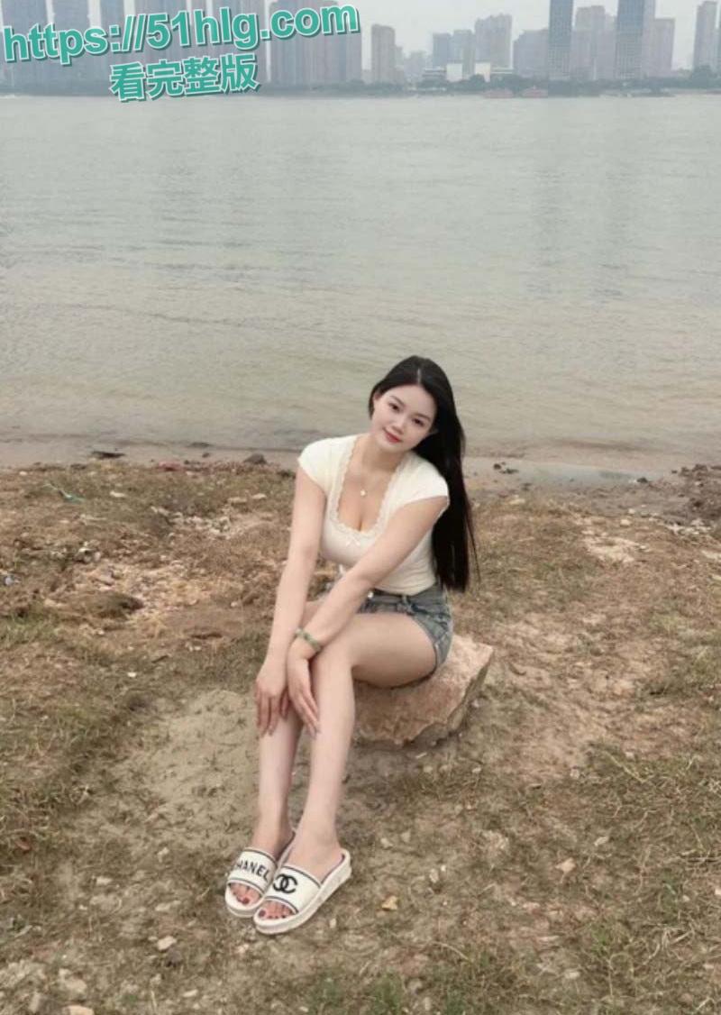 【重庆】国企【余丽娇】为公司献身成为交际花，与客户玩多人轰趴，被前后夹击爽到不行，你想加入吗？-2