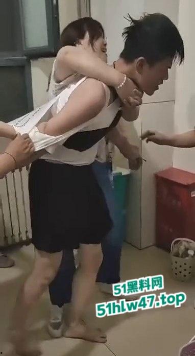 男扮女装的变态,潜入女生楼在厕所偷拍遭翻车被当场活捉,瓜友可真是惨被一群女人围攻。-3