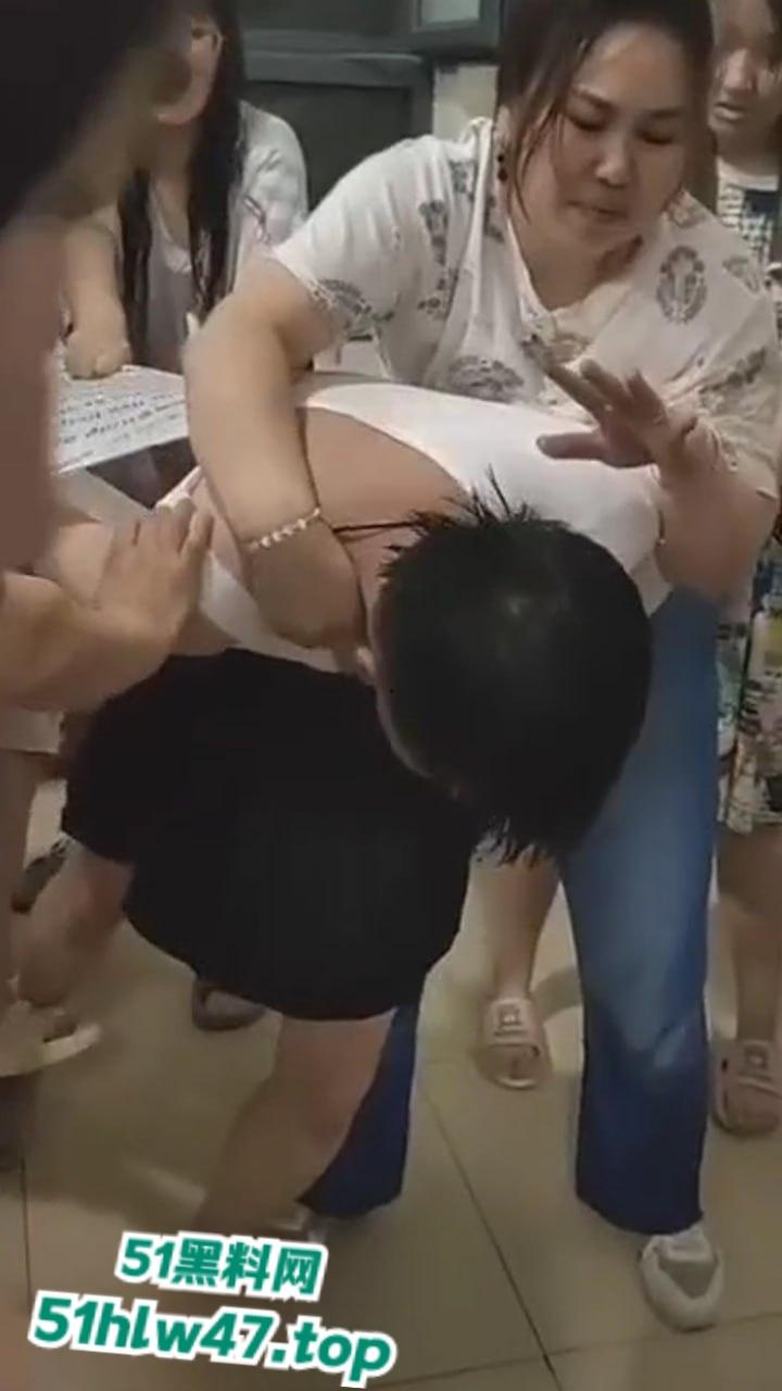 男扮女装的变态,潜入女生楼在厕所偷拍遭翻车被当场活捉,瓜友可真是惨被一群女人围攻。-7