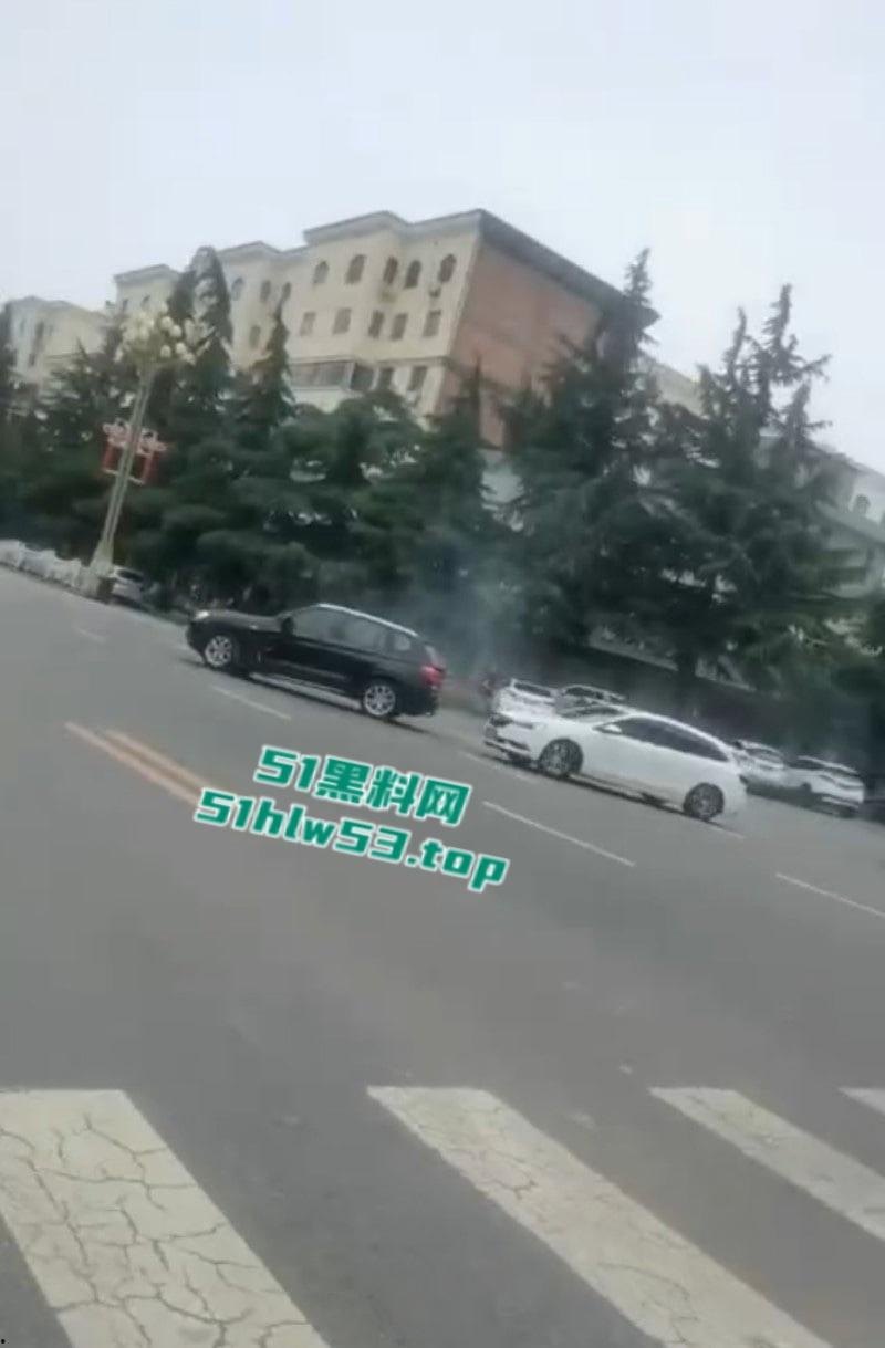 陕西宝鸡凤翔区党支部书记【张春凤】因丈夫出轨当众驾车怒撞小三,不料伤及多位无辜市民!-9