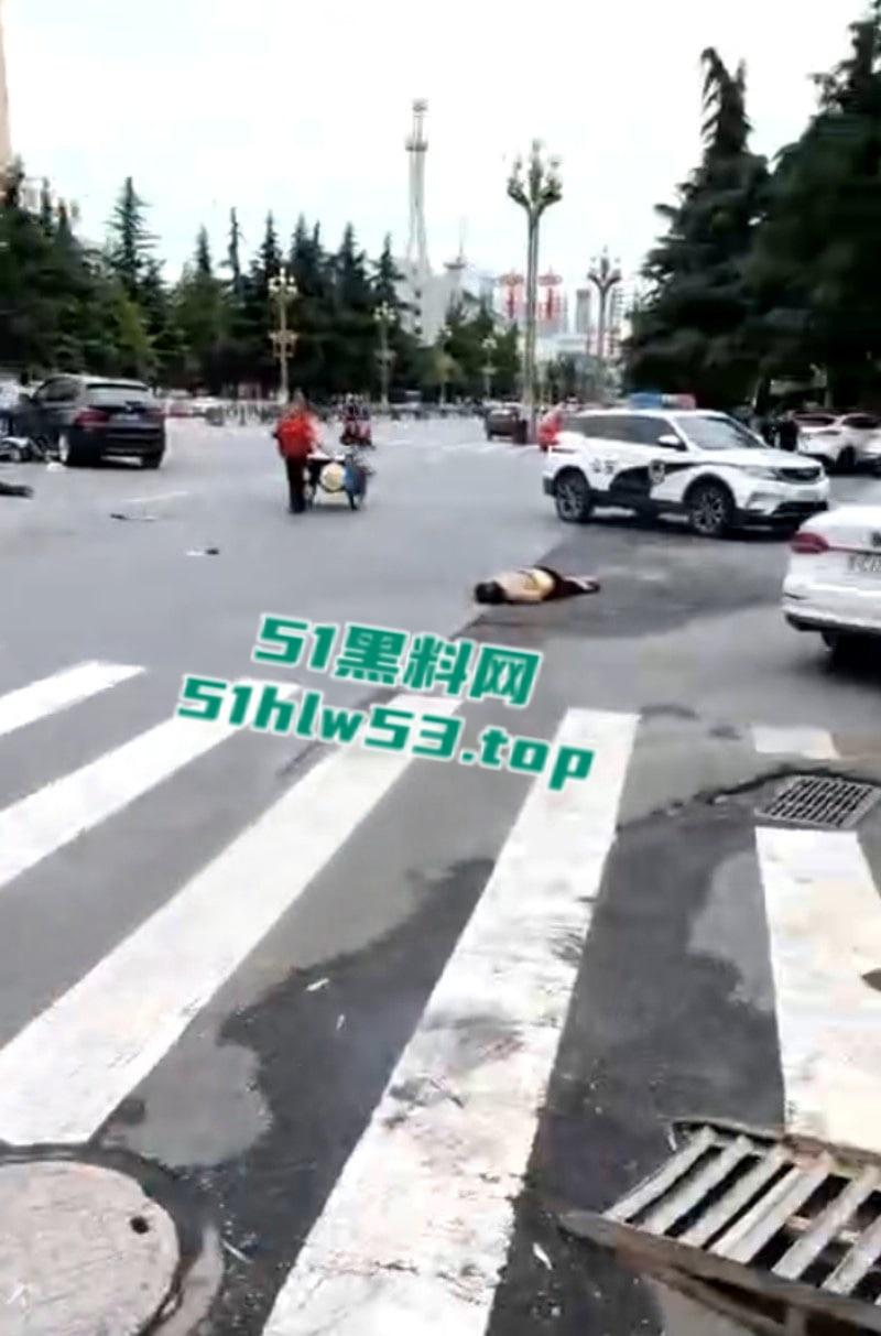 陕西宝鸡凤翔区党支部书记【张春凤】因丈夫出轨当众驾车怒撞小三,不料伤及多位无辜市民!-10