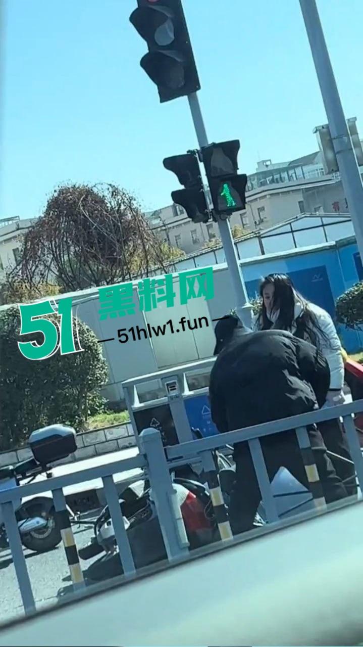 宁波街头闹剧吵架吵到电瓶车上,宁波一对男女疯鞭打电瓶车 这是吵架还是电瓶车得罪了谁?-1