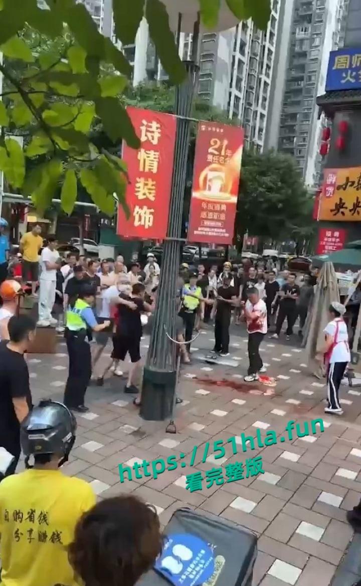 重庆南坪面馆老板抢客引发血腥斗殴持刀互砍,场面混乱血迹四溅,现场完整版视频流出!-2