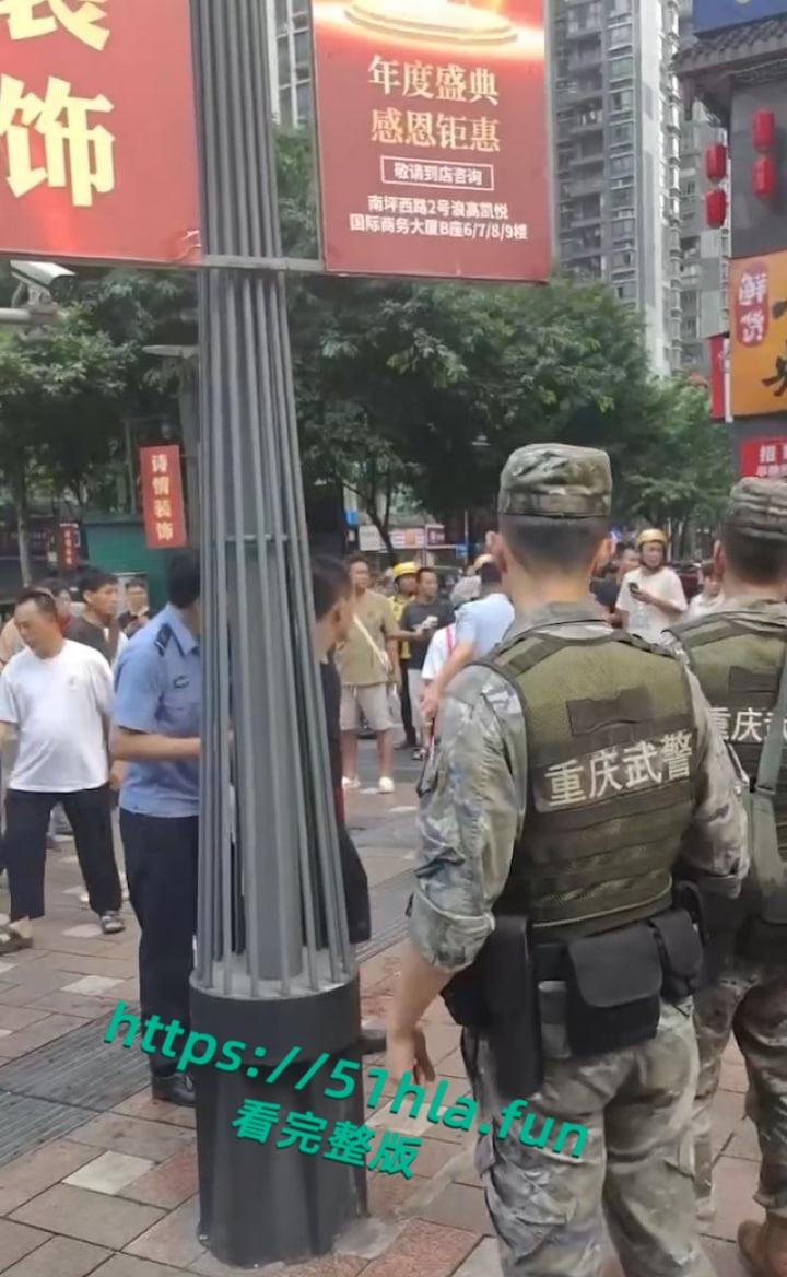 重庆南坪面馆老板抢客引发血腥斗殴持刀互砍,场面混乱血迹四溅,现场完整版视频流出!-3