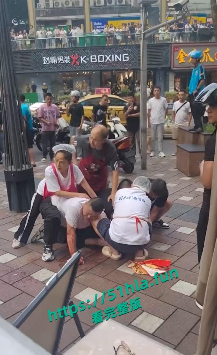 重庆南坪面馆老板抢客引发血腥斗殴持刀互砍,场面混乱血迹四溅,现场完整版视频流出!-4