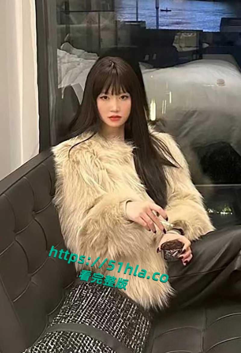 高颜值福利姬【银牌灌汤小笼包】自慰合集流出,性感美腿堪称完美炮架,花式自慰淫骚足交反差爆棚!-4