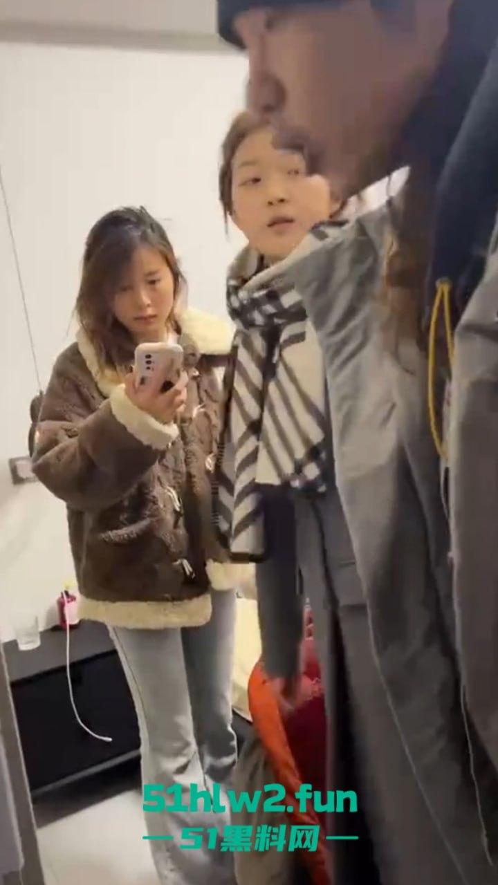 大年初七抓骚鸡,重庆狗男女年假抓紧操逼原配带舅哥突然杀回捉奸在床,现场视频流出。-1