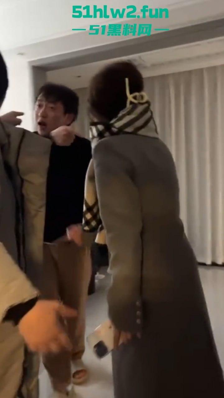 大年初七抓骚鸡,重庆狗男女年假抓紧操逼原配带舅哥突然杀回捉奸在床,现场视频流出。-5