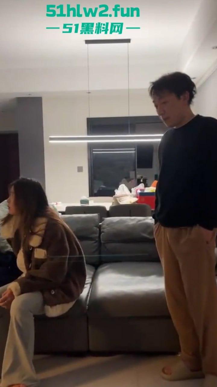 大年初七抓骚鸡,重庆狗男女年假抓紧操逼原配带舅哥突然杀回捉奸在床,现场视频流出。-7