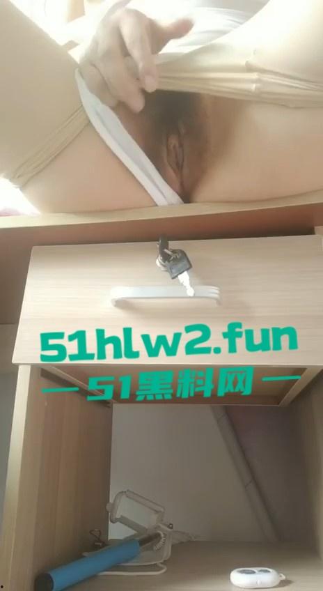 清纯可爱的少女遭到瓜友的调戏,曝光了聊天记录以及喜欢用电动棒震豆豆的自慰视频。-17