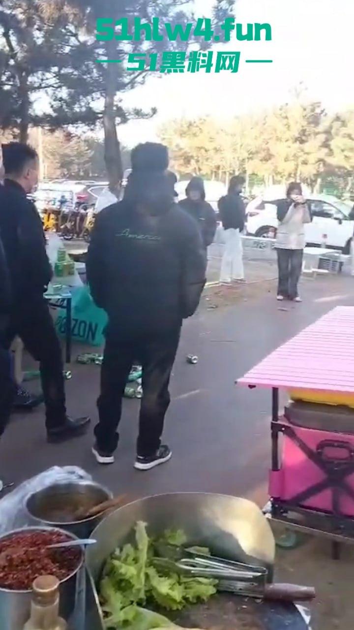 平民夫妻俩于日照航海工程职业学院门口摆摊,不明人物掀摊找事现场视频,实在可恶!-1